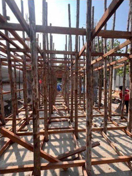 งานโครงสร้าง WECON — เหล็กเสารอต่อชั้นถัดไป พร้อมนั่งร้านทำงาน