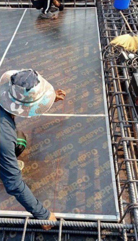 งานโครงสร้าง WECON — ปูแผ่นกันซึมใต้พื้นก่อนวางเหล็กเสริม