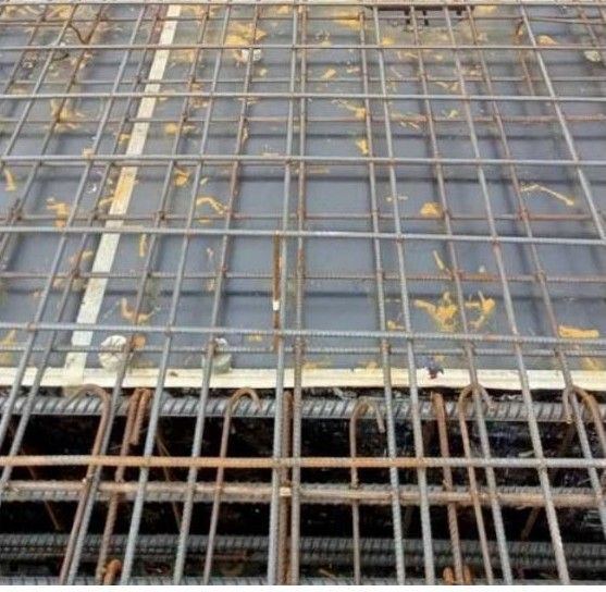 งานโครงสร้าง WECON — วางตะแกรงเหล็กทับหน้าแผ่นพื้นก่อนเทคอนกรีตทับหน้า